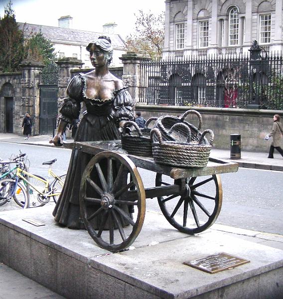 Dublin-MollyMalone-131103.jpg - Molly Malone (2003)