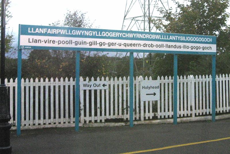 lllanfair-station-161008.jpg - Llanfairpwllgwyngyllgogerychwyrndrobwllllantysiliogogogoch railway station