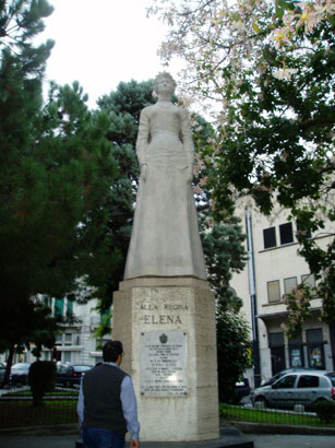 Photo of statue of Queen Elena (full length)