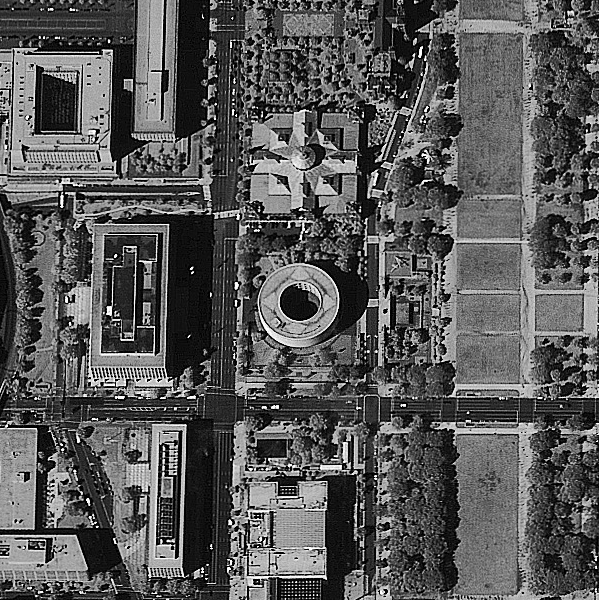  Enlargement of a segment of the same 1999 IKONOS scene above, to about 1 meter resolution, showing an area around Independence Ave. (vertical) and 7th Street; among notable buildings are the Old Smithsonian, the National Air and Space Museum, and the Hirshhorn Museum of Modern Art.