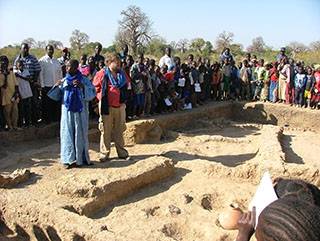 Sumana Kone and Kevin MacDonald presenting findings from 2010 excavations at Sorotomo to assembled schools of Konodimini (Photo P. Burtenshaw)