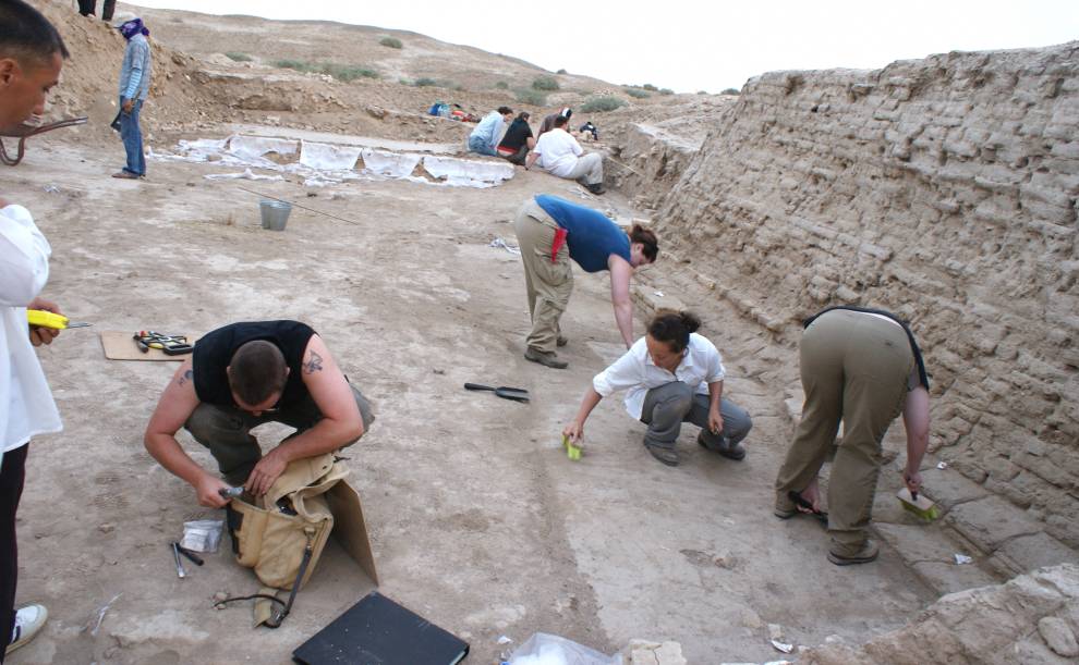 Merv team cleaning and documenting Grand Bazaar remains