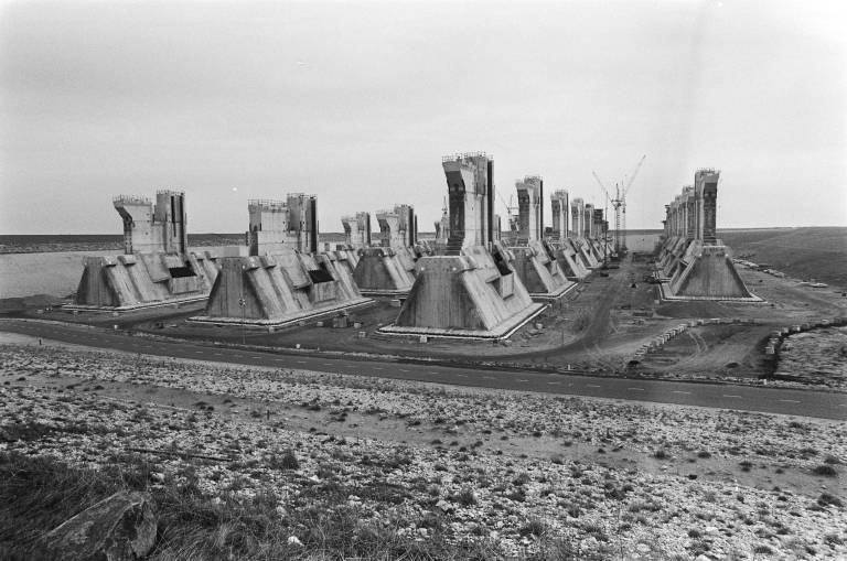 “Construction of the Oosterschelde storm surge barrier”, 1982, Croes, Rob C – Nationaal Archief (Netherlands)