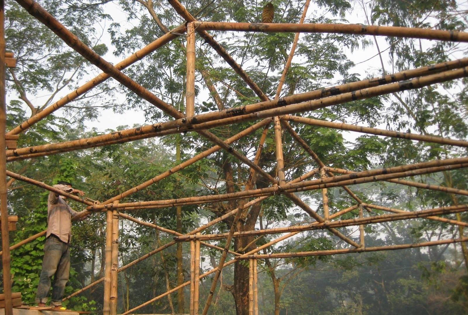 Image: Mannan Foundation Trust & Our Building Design, Photo of a bamboo building workshop with the Rajapur community