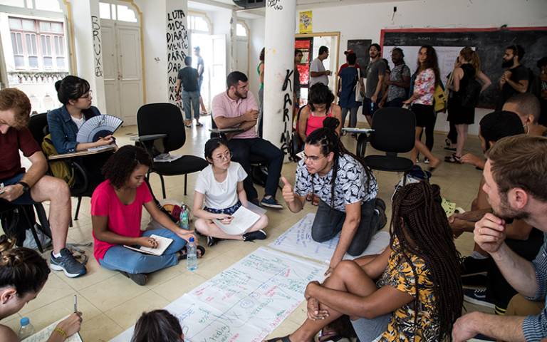 Students working together with Lugar Comum and community members in Salvador da Bahia, Brazil