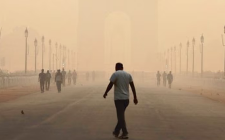 Delhi smog street scene