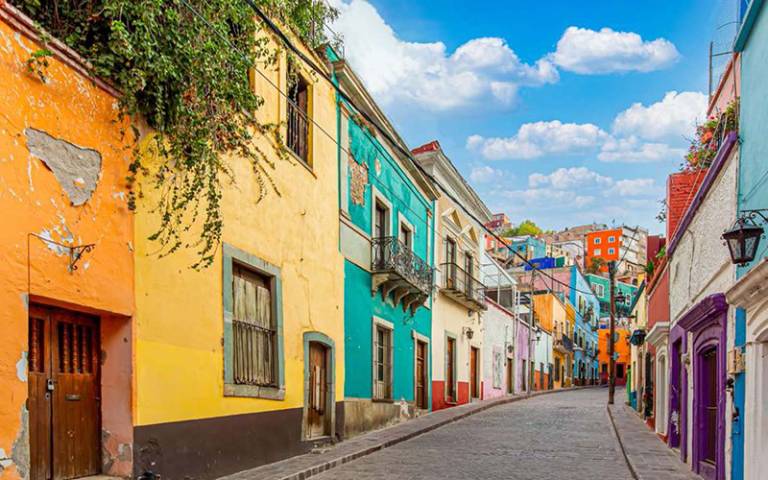 Photo of a colourful row of houses Callejón del Potrero in Guanajuato, Mexico