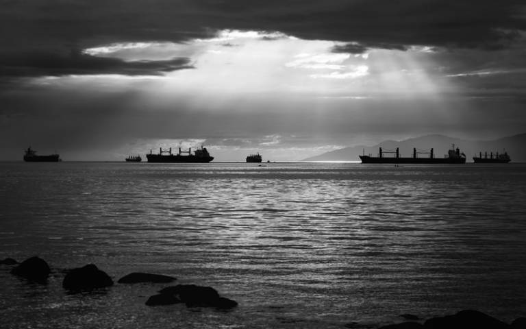 Ships at sea in black and white - Photo: unsplash