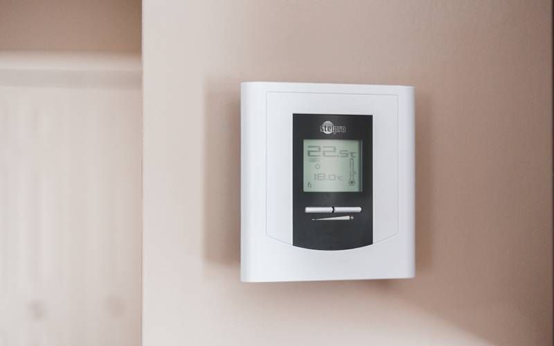 Thermostat showing 22.5 degrees Celsius fixed to a wall