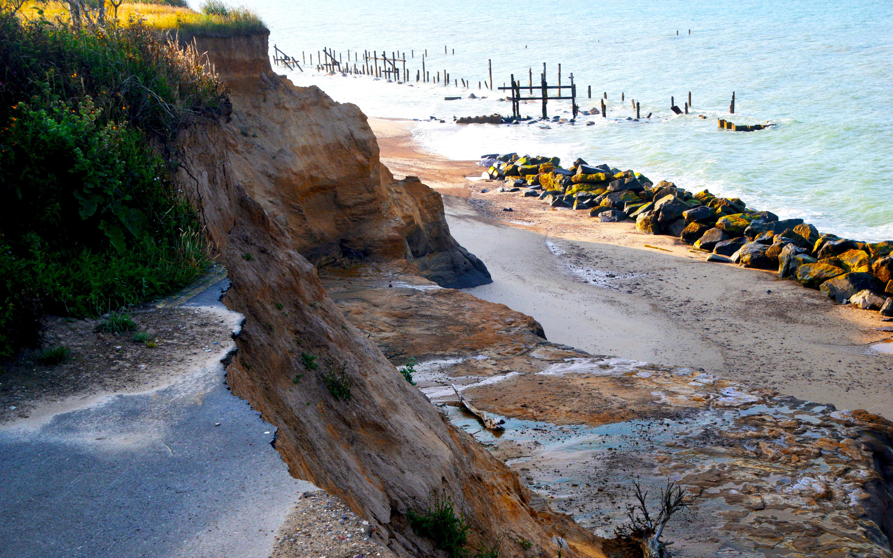 Photo showing the erosion of a coastal path
