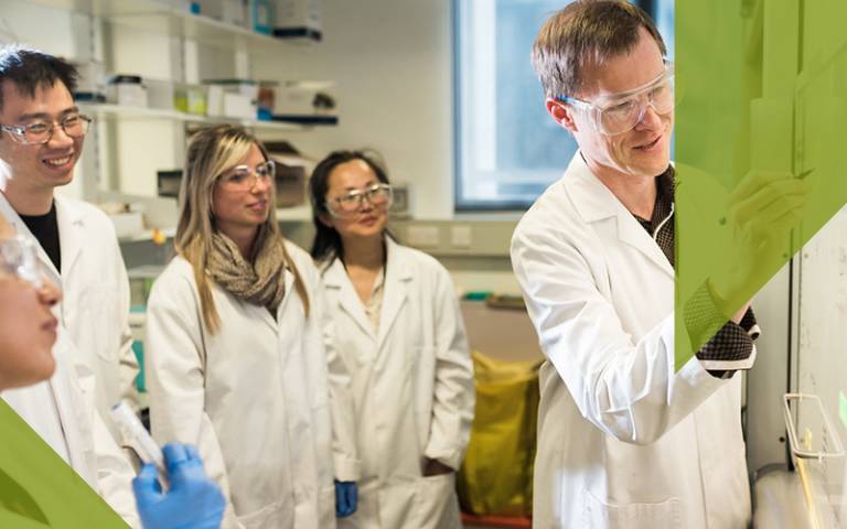 Image of academic teaching students in the lab