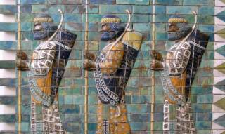 Painted bricks featuring Achaemenid soldiers bearing spears and bows. From the Palace of Darius I in Susa, now in the Pergamon Museum, Berlin (source: www.realmofhistory.com)