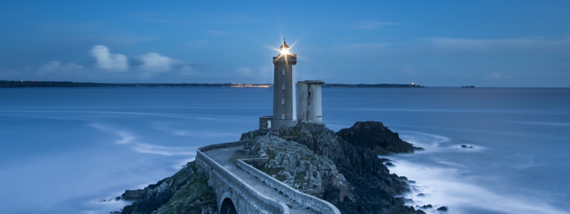 Lighthouse at night (William Bout - unsplash)
