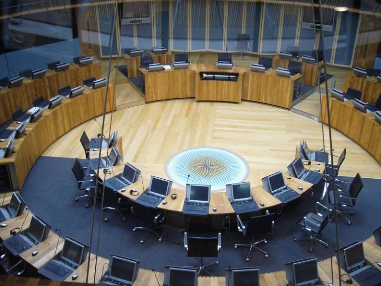 Debating Chamber - by UKWiki at English Wikipedia (Transferred from en.wikipedia to Commons by Bonas.) [Public domain], via Wikimedia Commons