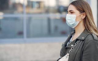 Young woman wearing a face mask in the coronavirus pandemic