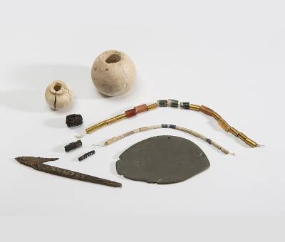 Petrie Book Ancient Egyptian Artefacts - Beads and necklace (uc10733)