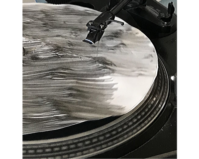 close up turntable and needle