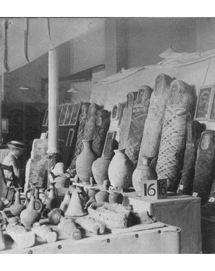 Photograph of the 1911 exhibition of objects. From the Petrie Museum archive.