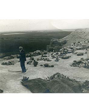 Petrie at Qau in 1924. Copyright the Petrie Museum of Egyptian Archaeology.