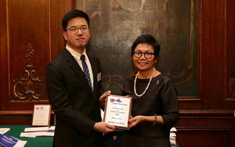 Supathep Tansirichaiya receives award