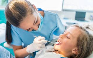 Dentist with child patient