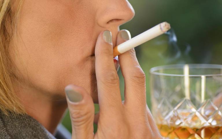 Heavy drinkers are four times more likely to smoke