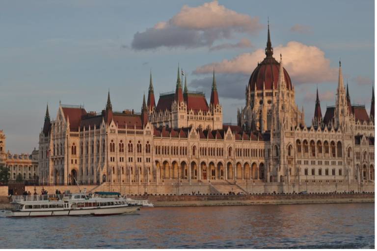 Hungarian Parliament Building from across the Danube, দেবর্ষি রায়, CC BY-SA 2, via Wikimedia Commons