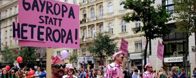A photo of a march with participants dressed in pink. The focus is on a pink sign reading Gayropa Statt Heteropa