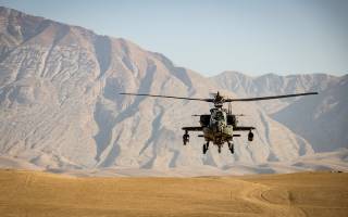 Apache attack helicopter in approach, AFG, Sep 2020 (Andre Klimke / Unsplash)
