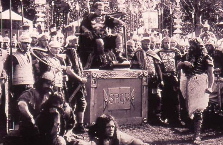 Vercingetorix submits to Julius Caesar from Enrico Guazzoni’s Cajo Giulio Cesare (1914)
