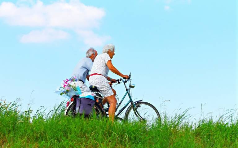 Elderly couple riding bikes. Image: Mabel Amber from Pixabay.