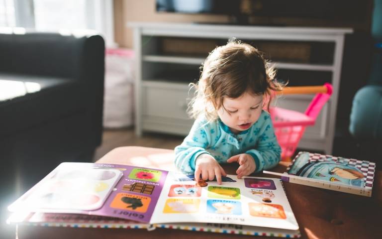 Baby with picture book. Stephen Andrews/Unsplash (CCO)