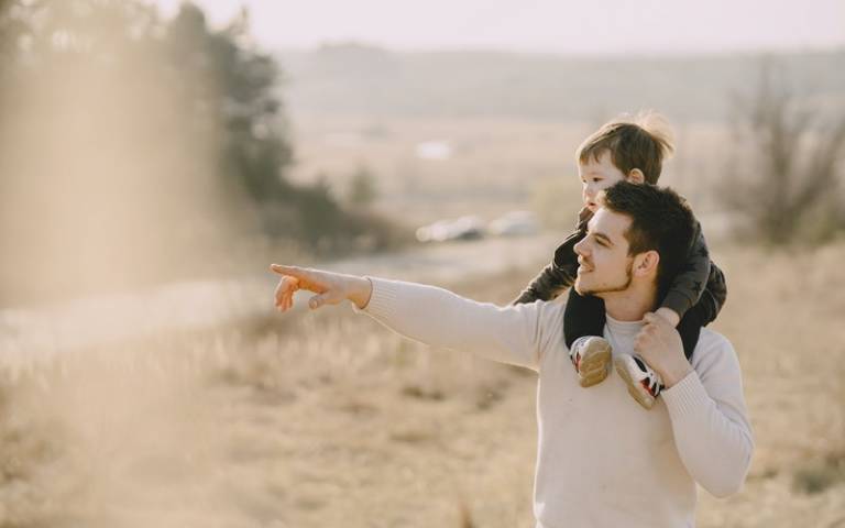 Father carrying child on his back outside. Image: Gustavo Fring via Pexels