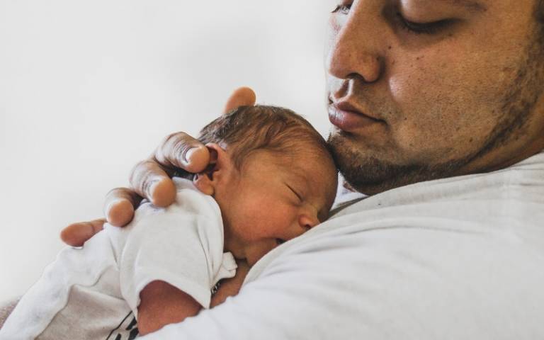 Father holding newborn baby. Image: Laura Garcia via Pexels