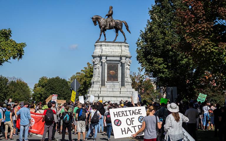 Protests at Robert E Lee statue. Image: Mobilus In Mobili via Flickr (CC BY-SA 2.0)