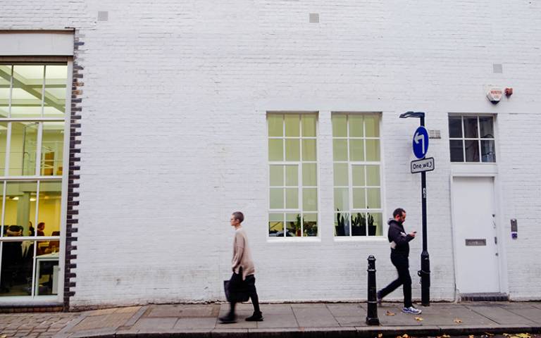 A street in London where two people are walking. Image: José via Unsplash