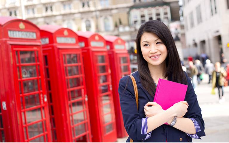 A beautiful young chinese student in London. Photo: michael spring / Adobe Stock.