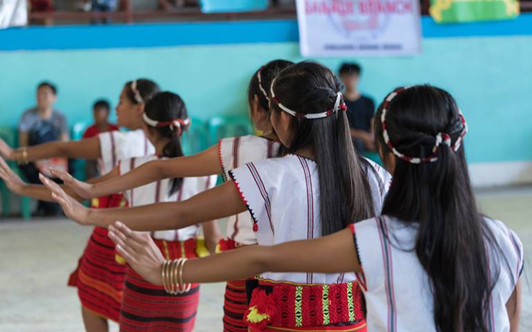 Young girls traditional dance in the Philippines (Photo: Yusei / Adobe Stock)