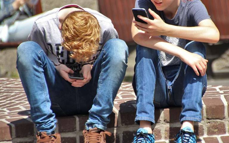Teenage boys on mobile phones (Photo: Pixabay)