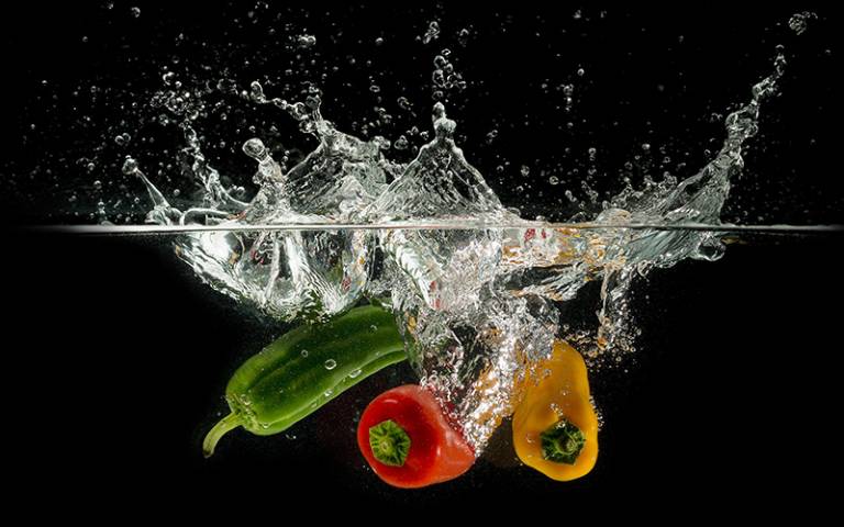 Peppers splashing