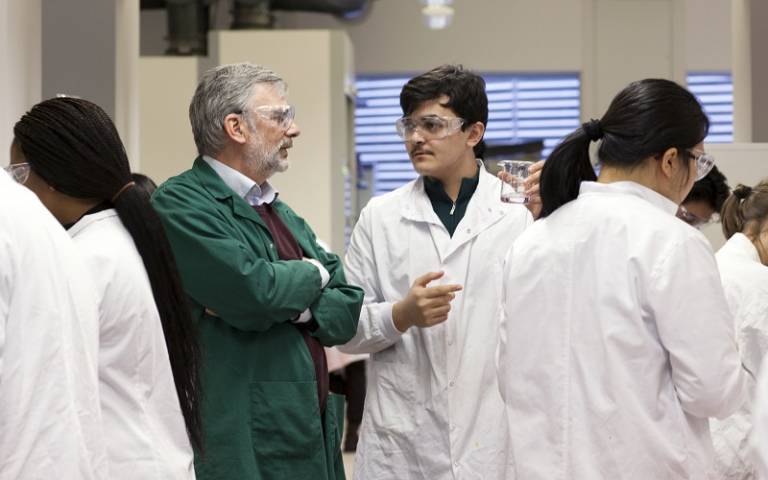 Peter Bowman speaking to a student in a lab class
