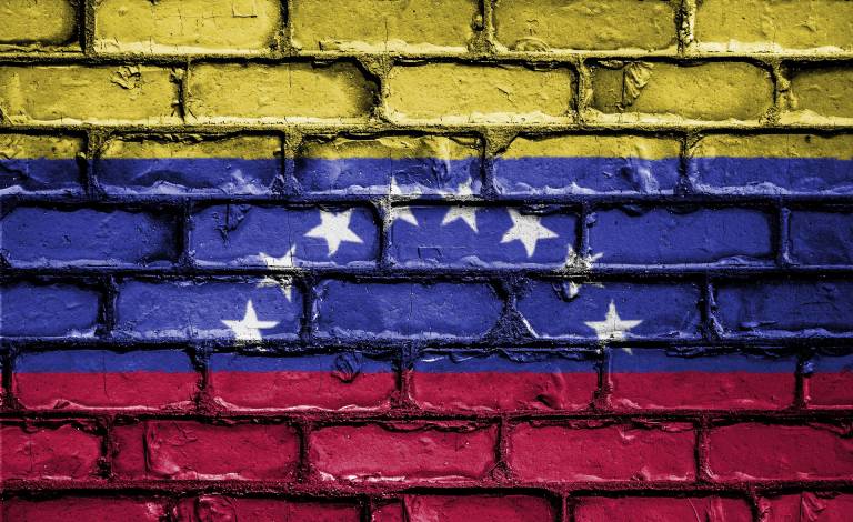 Image of the Venezualan flag painted on a brick wall