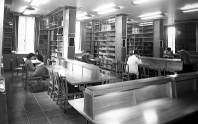 Old interior of School of Pharmacy library, date unknown. Black and white photo.