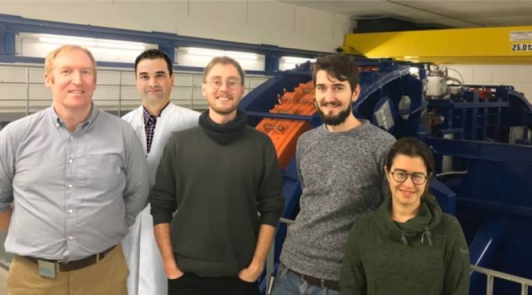 Image shows Lennart Volz and Laurent Kelleter who share first authorship on the work with supervisors Simon Jolly and Joao Seco, and fellow researcher Raffaela Radogna