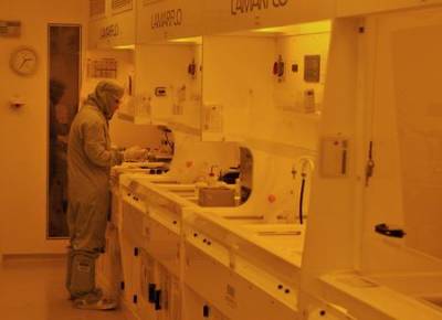 Inside the cleanroom at LCN. Credit: O. Usher (UCL MAPS)