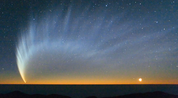 Comet McNaught over the Pacific Ocean. Image taken from Paranal Observatory in January 2007.Credits: ESO/Sebastian Deiries