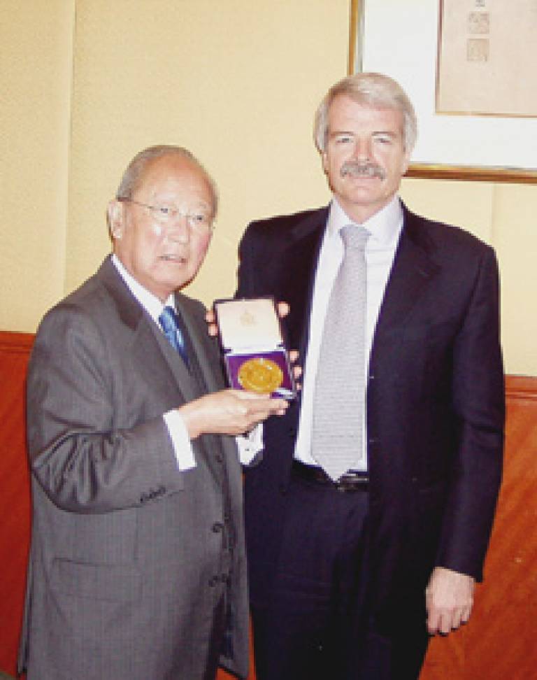 Dr Li being presented with the UCL Gold Medal by the Provost & President, Professor Malcolm Grant