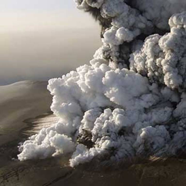 A column of ash rising from the Eyjafjallajökull volcano (credit: Stromboli online - Volcanoes of the World).