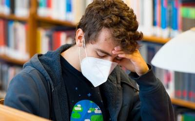student studying wearing a mask