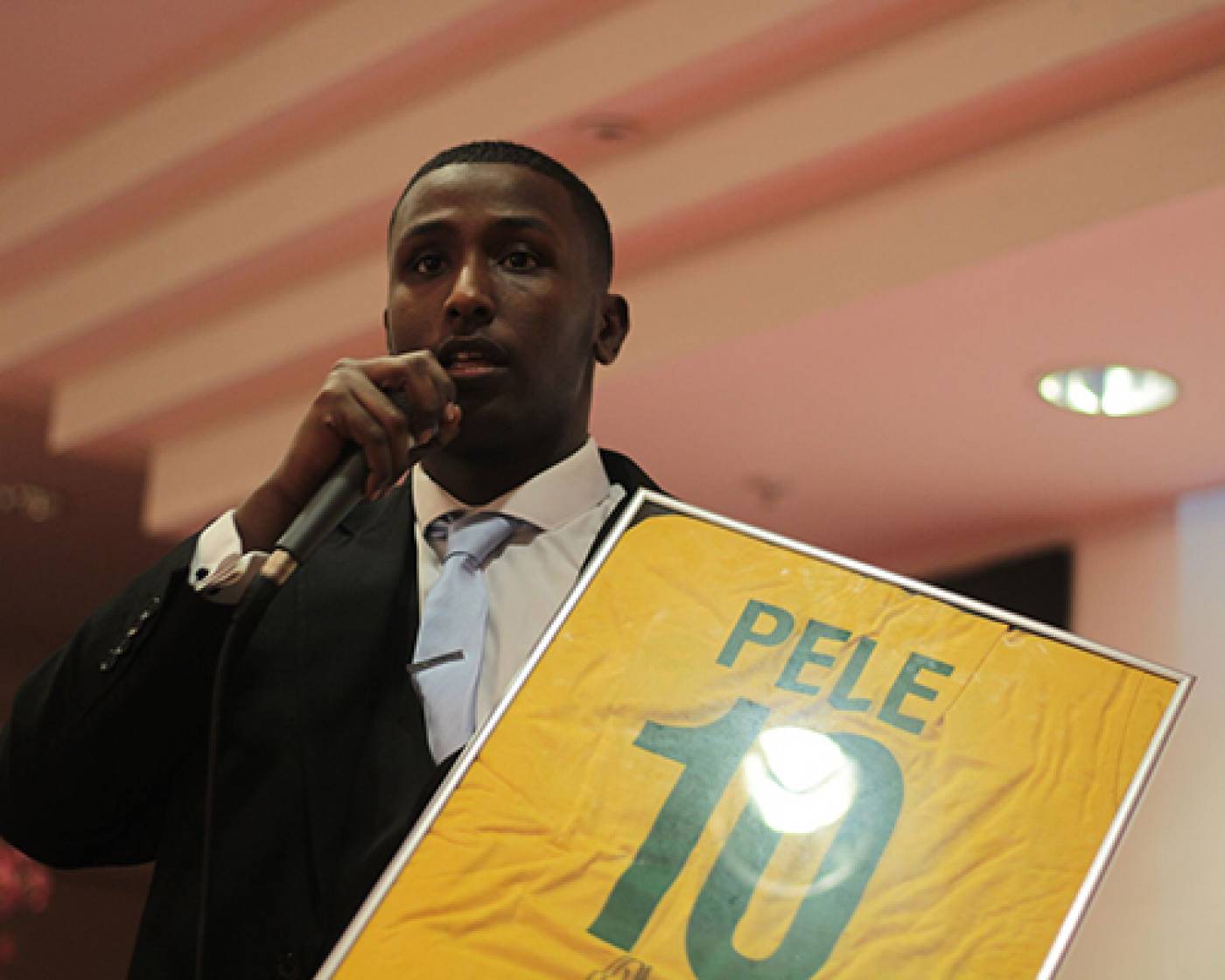 Abdul auctions a signed Pele shirt